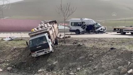 Van'da yolcu minibüsünün kamyona çarpması sonucu 13 kişi yaralandı