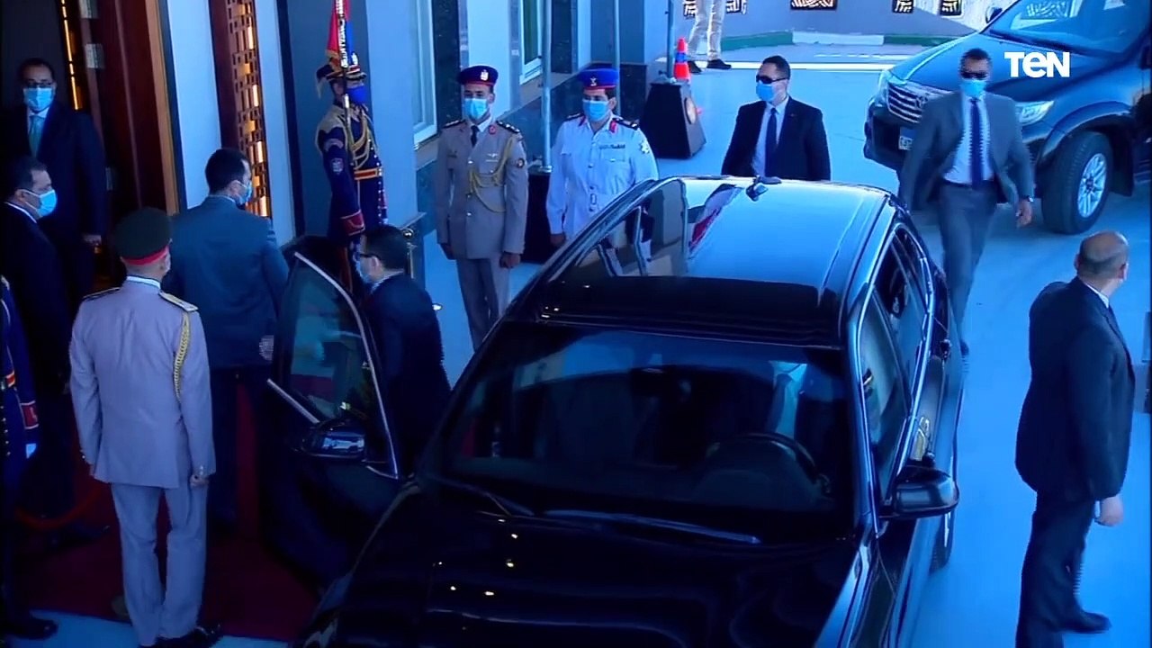شاهد لحظة وصول الرئيس السيسي منطقة توشكى بجنوب الوادي بمحافظة أسوان ليشهد بدء موسم حصاد القمح