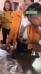 Người thanh niên đi dự lễ cưới nhưng lại tiện tay 'vơ' luôn một sấp phong bì mừng cưới