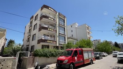 Kafası ile ayağı pencere korkuluğuna sıkışan çocuk kurtarıldı