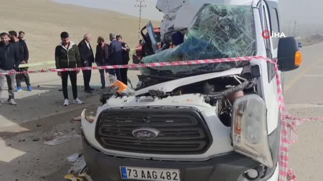 Servis minibüsüyle patates yüklü kamyon çarpıştı: 9 yaralı