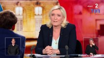 La candidate RN Marine Le pen imprime et brandit son propre tweet, les internautes hilares parodient la séquence