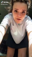 Tik tok Khabane lame: duetto con ragazza che sbatte contro il letto