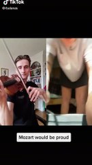 Tik tok Roberts Balanas: duetto con ragazza che sbatte contro il letto