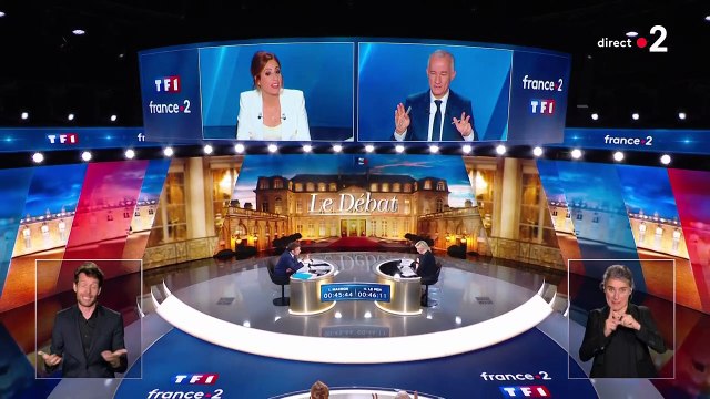 Extrait du débat de la présidentielle : Léa Salamé et Gilles Bouleau essaient difficilement de recadrer l'échange entre Emmanuel Macron et Marine Le Pen sur le sujet de l'école