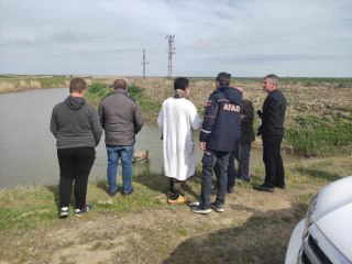 Otomobil sulama kanalına düştü