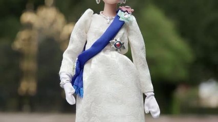 La casa Mattel conmemora los 70 años en el trono de Isabel II con una muñeca Barbie a su semejanza