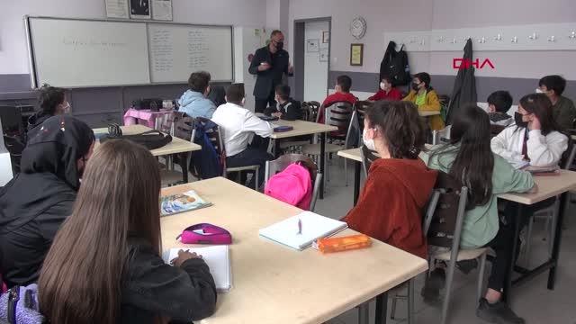 ÖĞRETMENDEN DERS ARASI 'MÜZİK' MOLASI