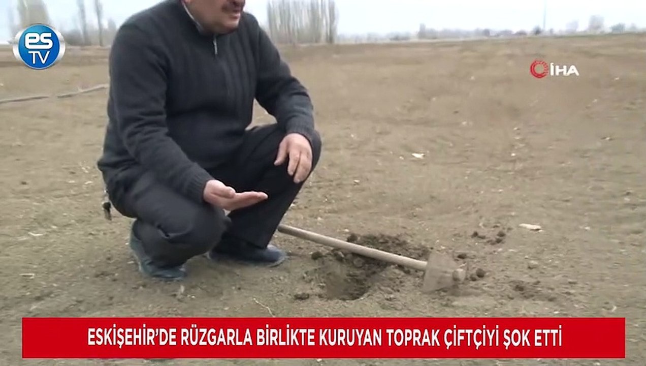Eskişehir’de rüzgarla birlikte kuruyan toprak çiftçiyi şok etti