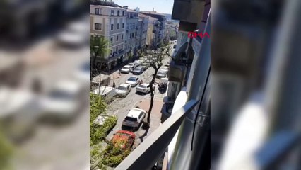 Tải video: Yol verme kavgasında ortalık karıştı: Tekme tokat kavgada yumruklar havada uçuştu