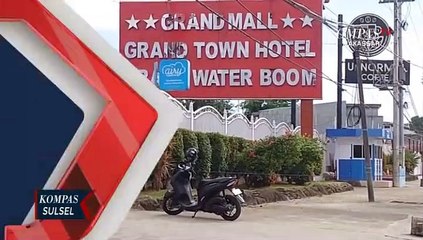 Petugas Damkar Evakuasi Ular Kobra Di Mall