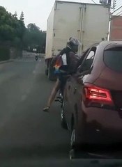 Un motard casse le retro d'une voiture pour se venger mais tombe sur plus fou que lui