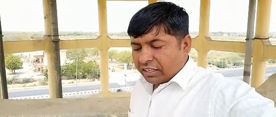 Water Problem - शोले फिल्म की तरह पानी की टंकी पर चढ़ा युवक, बोला इस समस्या से परेशान होकर किया ऐसा काम, देखें Video...