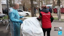 Guerre en Ukraine : à la morgue de Boutcha, les familles de victimes défilent