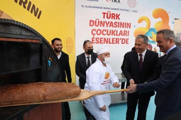 BAKAN ÖZER FARKLI ÜLKEDEN ÇOCUKLARLA 'BARIŞ EKMEĞİ' PİŞİRDİ