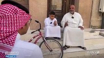 ولي أمر يوصل ابنه إلى المدرسة على دراجته يوميًا.. وتعليم الأحساء يكرمه