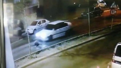 Köpek havlamasından korktu, kaçarken araba çarptı