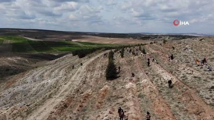 Özel çocuklar 23 Nisan'ı kendi adlarına diktikleri fidanlarla kutladı