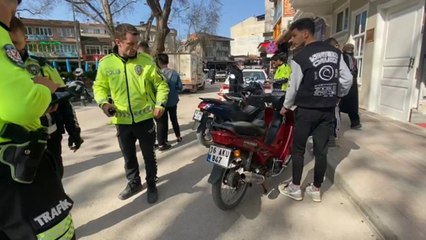 Plakasındaki J’yi boyayarak U yaptı, 6 bin 443 lira ceza yedi