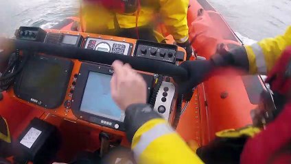 Kinghorn Lifeboat rescues swimmer in rip tide at Kirkcaldy