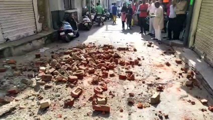 Download Video: Wall collapse: नई बिल्डिंग की भरभरा कर गिर गई  दीवार