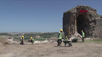 DİYARBAKIR'DA RESTORASYON ÇALIŞMALARINDA SUR DUVARLARI VE PAYANDALARIN İZLERİ ORTAYA ÇIKTI