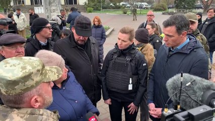 Sánchez recorre calles de Borodyanka en su visita a Ucrania