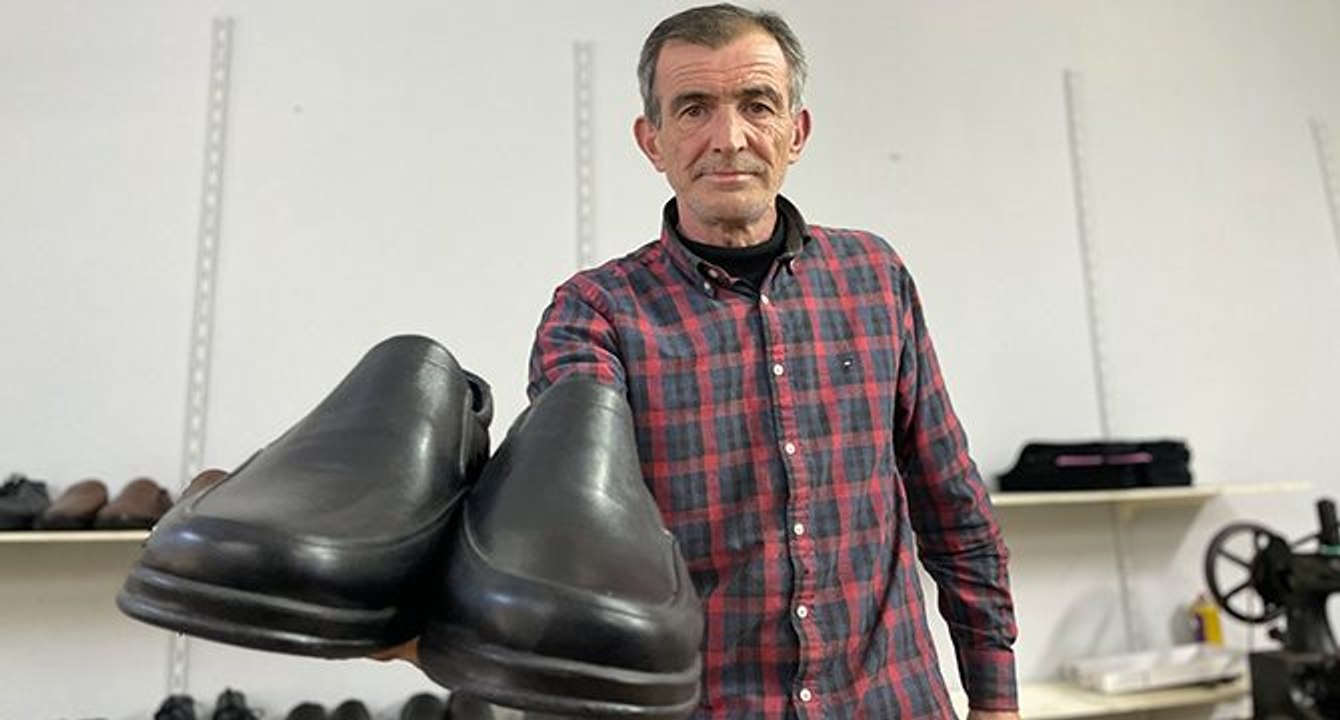 Binbir zahmetle ürettiği ayakkabılarla ekmeğini kazanıyor