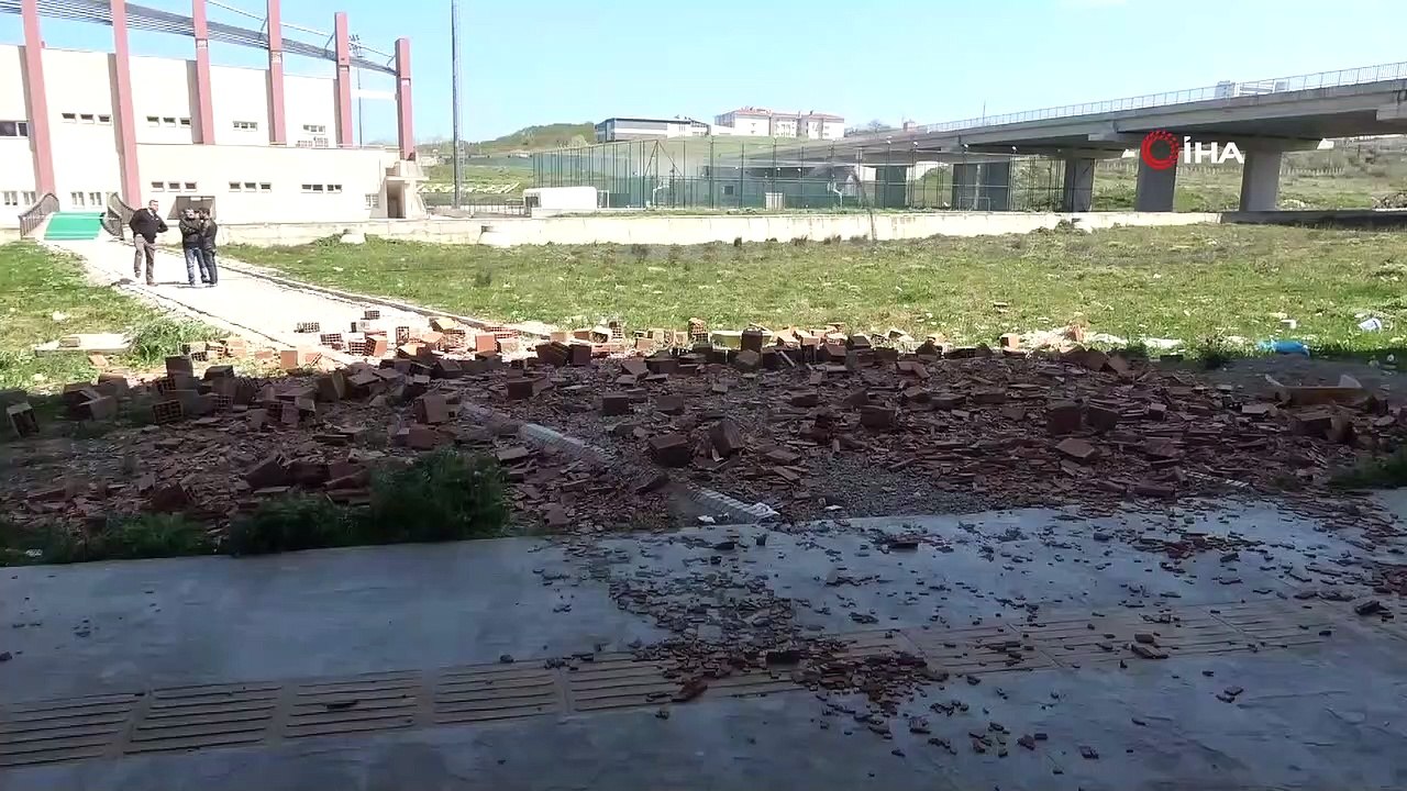 Üniversitede feci kaza! Rüzgârın yıktığı duvar, öğrencinin kafasına düştü