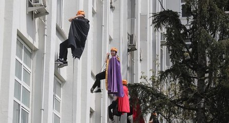 Süper kahramanlar, hastaneye tırmanıp camdan çocuklara hediyeler verdi