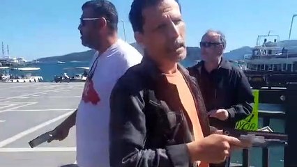 Marmaris'te zabıta, çevrecilerden astıkları dövizleri indirmesini istedi