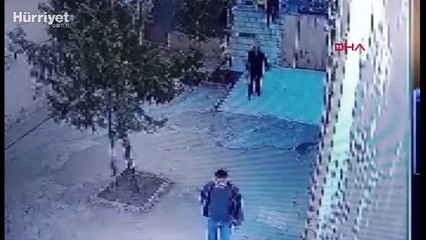 KADES'ten kızını kaçırmakla suçladığı eşinin evinin önüne sopayla geldi