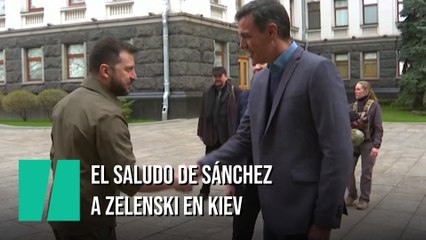El saludo de Pedro Sánchez y Mette Frederiksen, primera ministra de Dinamarca, con Volodimir Zelenski