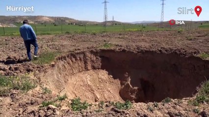 Tarlada oluşan dev obruk çiftçiyi korkuttu