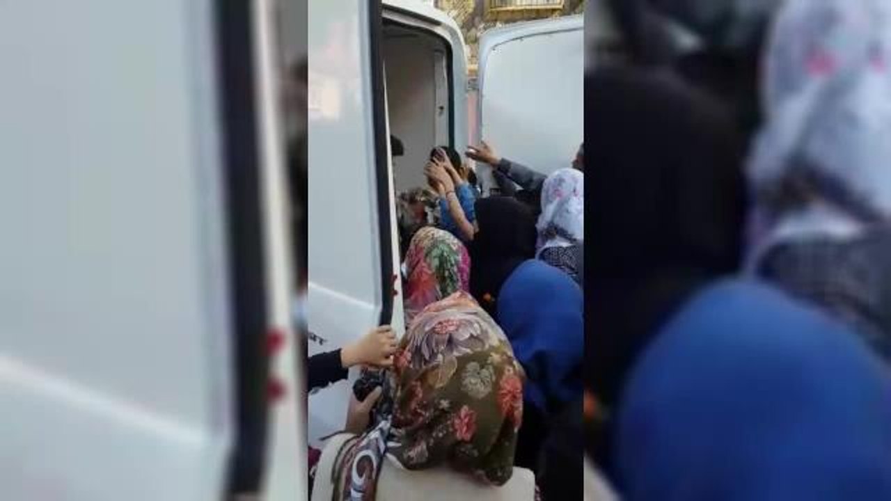 Gaziantep Büyükşehir Belediyesi'nin Ekmek Dağıtımında İzdiham Yaşandı. Ali Haydar Hakverdi: "Bu Rezillik Elbet Bitecek"