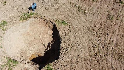 Tarlasını ekmeye hazırlanan çiftçinin dünyası başına yıkıldı: Hayatımda ilk defa böyle bir çukur görüyorum
