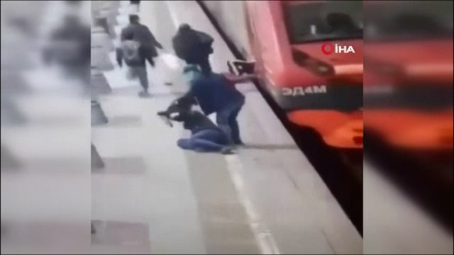 Moskova'da ayağı metronun kapısına sıkışan yolcu yerde sürüklendi