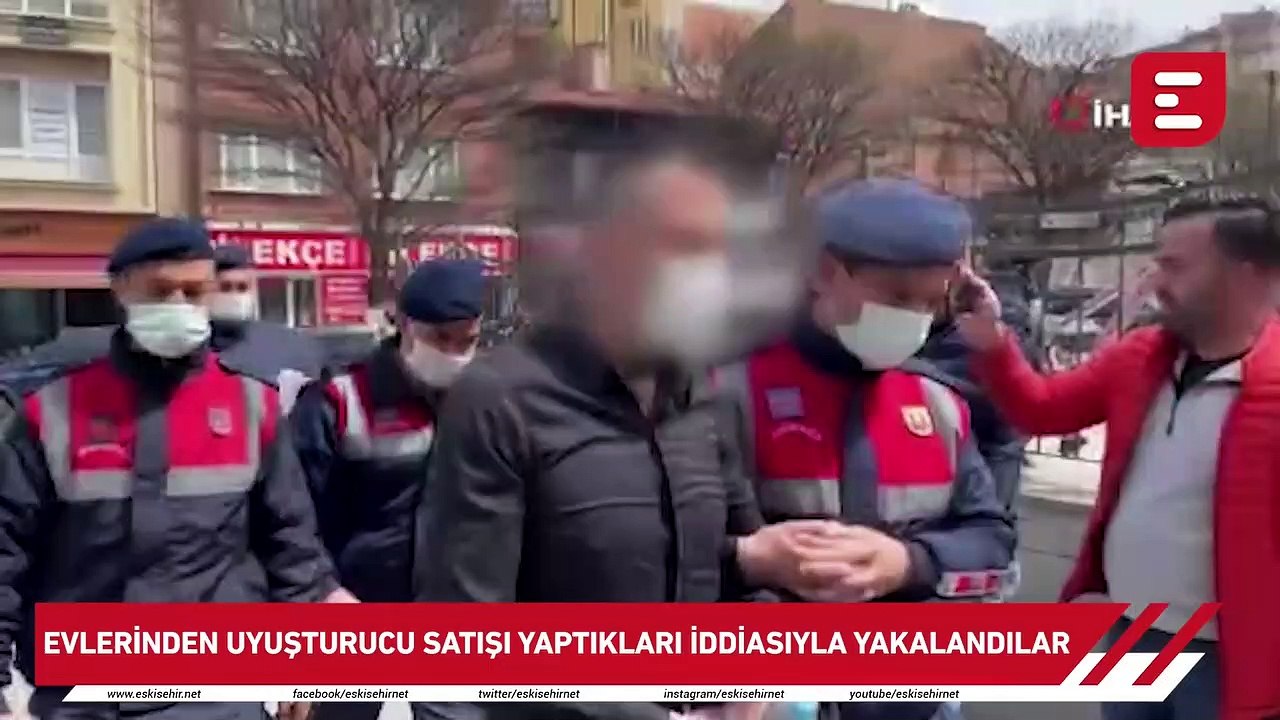 Evlerinden uyuşturucu satışı yaptıkları iddiasıyla yakalandılar