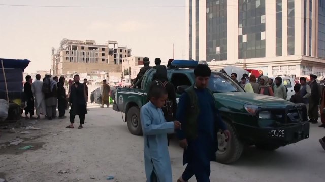 아프간 북부 연쇄 폭탄테러...모스크 등 100여 명 사상 / YTN