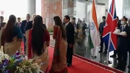 Boris Johnson: जॉनसन ने गौतम अदाणी से की मुलाकात, कई क्षेत्रों को लेकर बातचीत