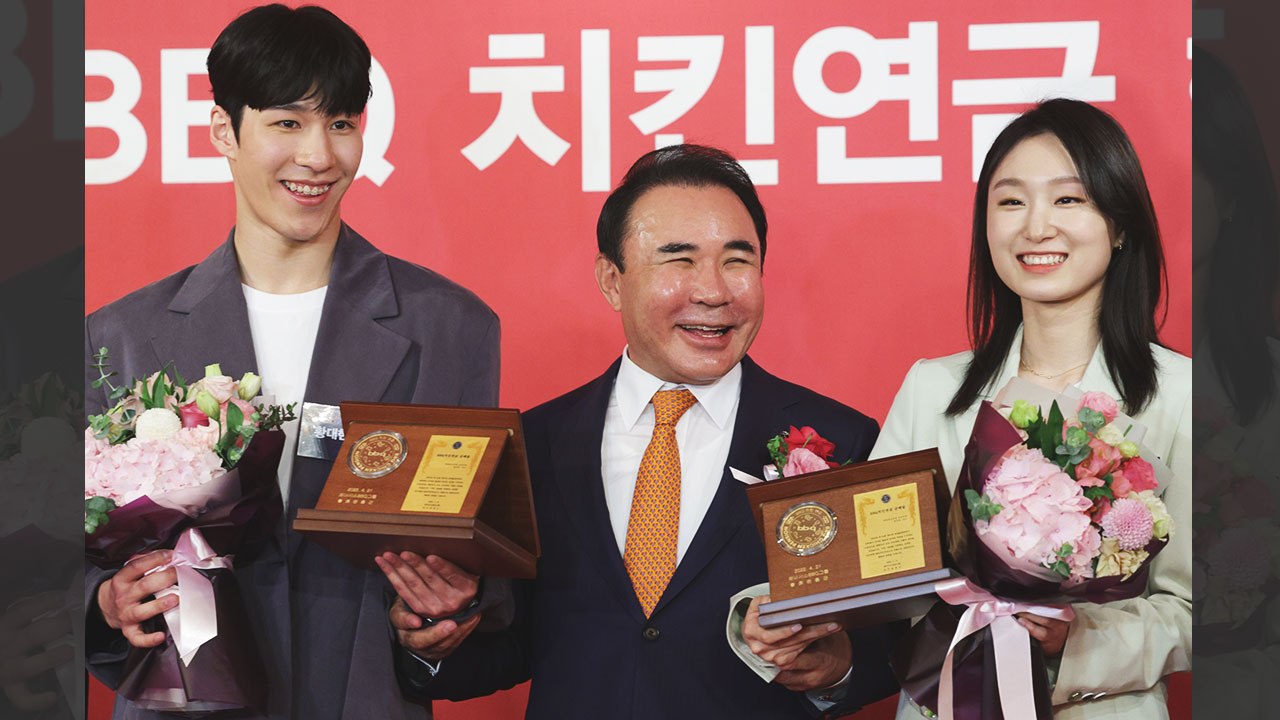 최민정·황대헌 '치킨 연금' 받았다...60세까지 '하루 한 마리' 무료 치킨 / YTN
