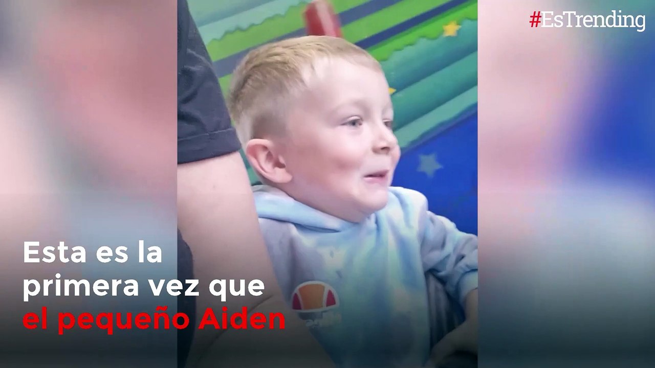 Mamá graba la primera montaña rusa de su hijo y su reacción no tiene precio