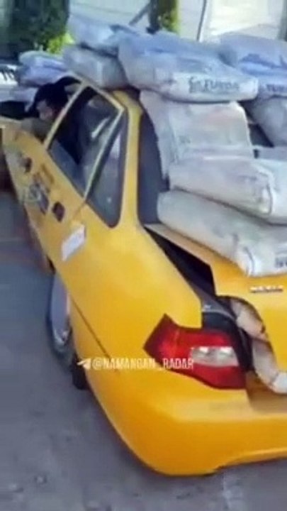 Il a un peu trop chargé sa voiture avec du ciment