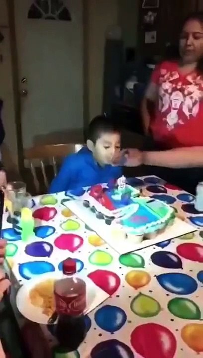 Cet enfant n'est pas très heureux de grandir !