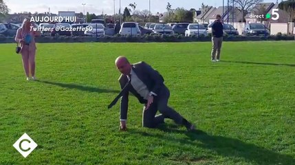 Zapping du 21/04 : L'hilarante chute de Jean Castex lors d'une séance de tirs au but