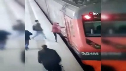 Moskova'da ayağı metronun kapısına sıkışan yolcu yerde böyle sürüklendi