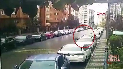 Otomobilin üstüne çıkarak kurtuldu