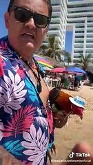 "No lo podía dejar": Lleva a su gallo de vacaciones y se vuelve viral en TikTok