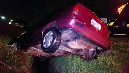 Após colisão com Uno, Kadett sai da pista e fica encavalado no acostamento da BR-277