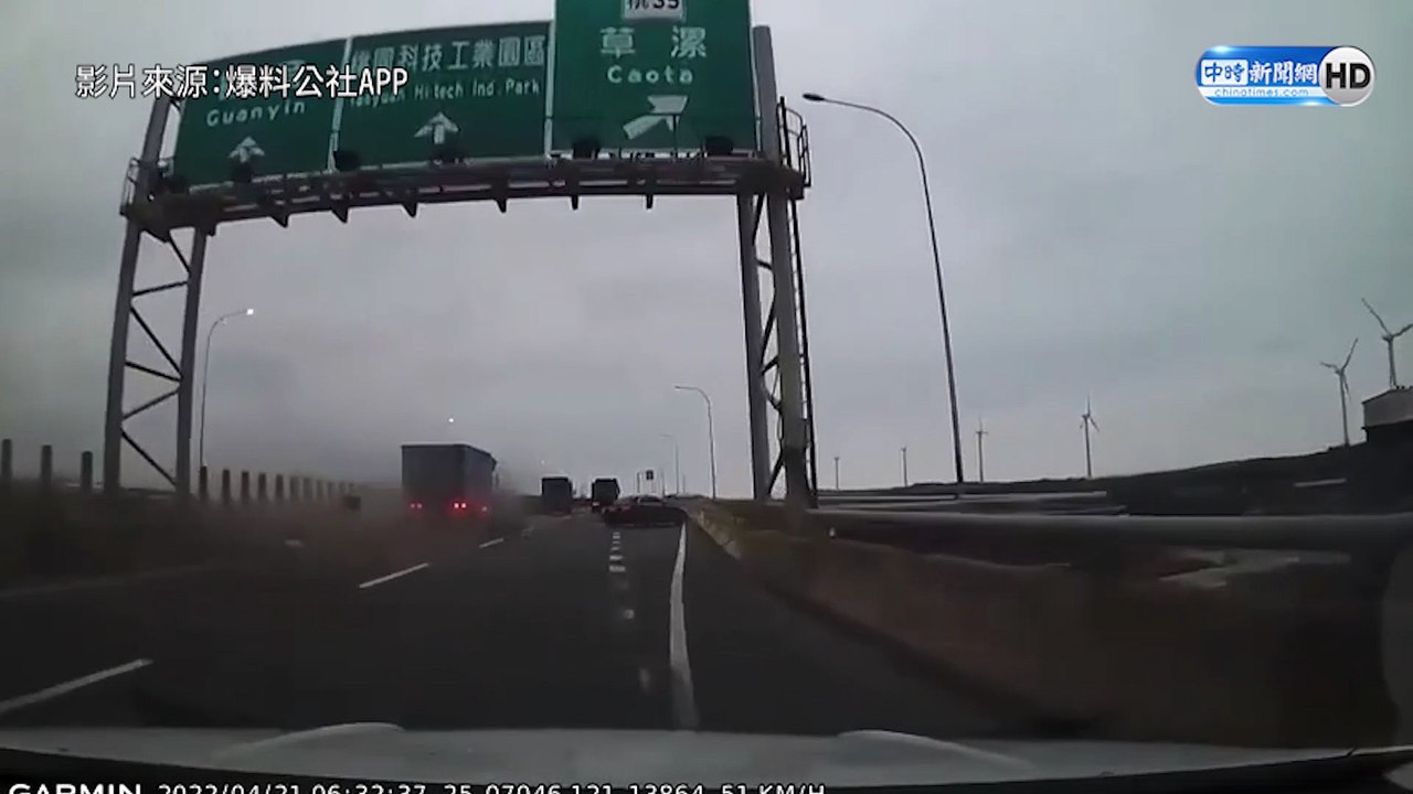 驚險影片曝！賓士硬切對決大貨車 慘遭擊落翻轉險墜高架橋
